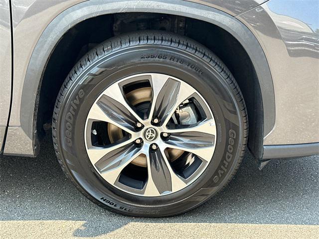 used 2022 Toyota Highlander car, priced at $29,451