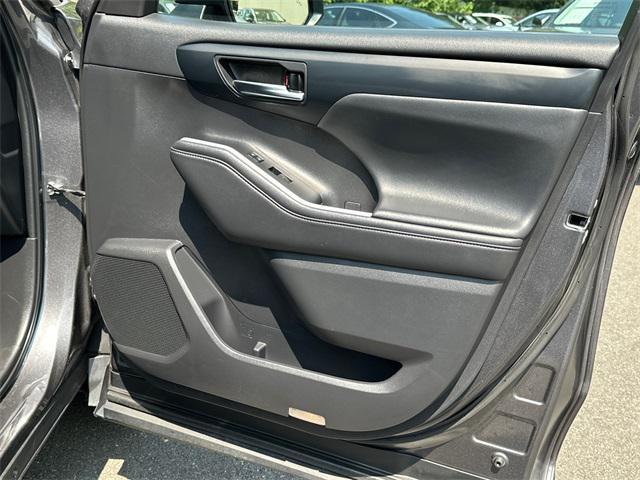 used 2022 Toyota Highlander car, priced at $29,451