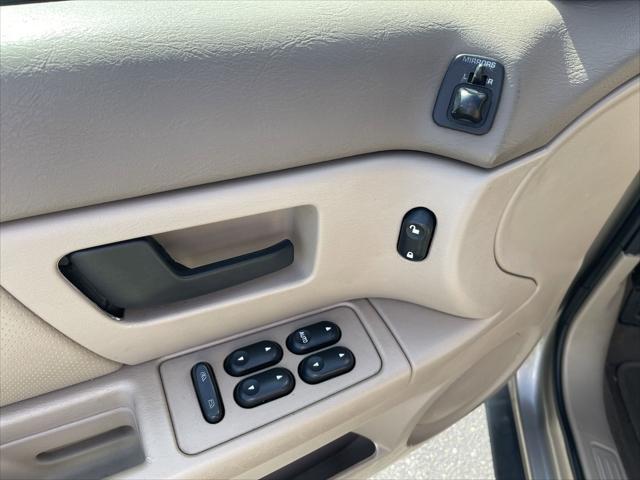 used 2004 Ford Taurus car, priced at $2,500