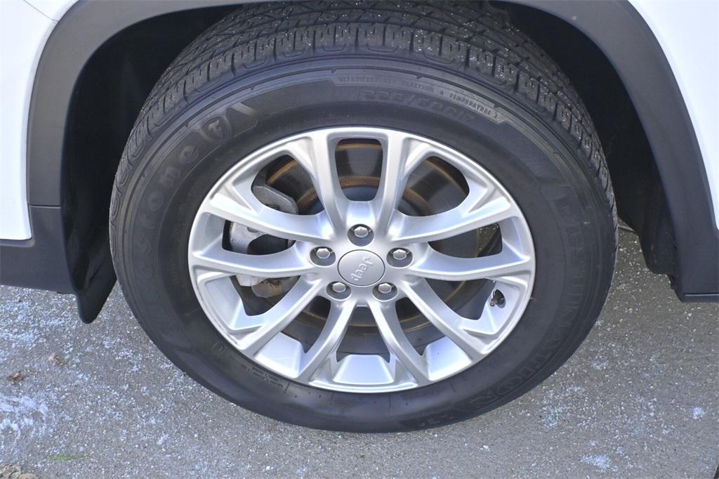 used 2019 Jeep Cherokee car, priced at $15,491