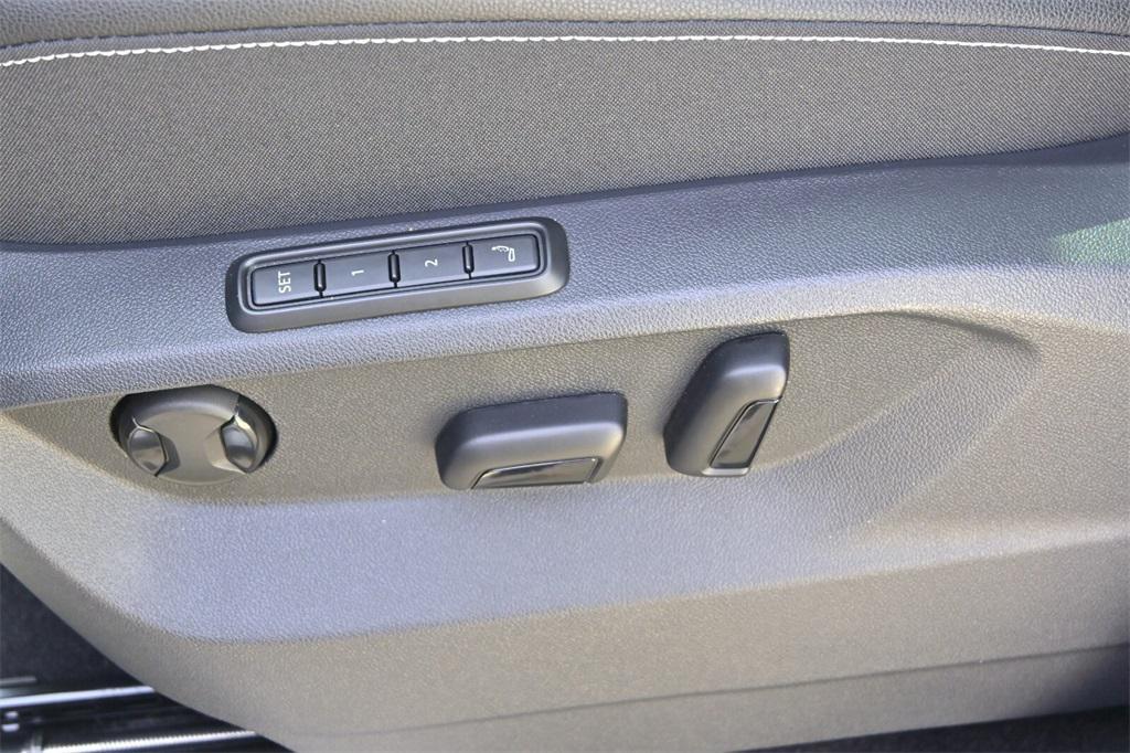 new 2025 Volkswagen Atlas car, priced at $48,151