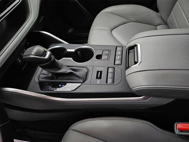 used 2022 Toyota Highlander car, priced at $32,954