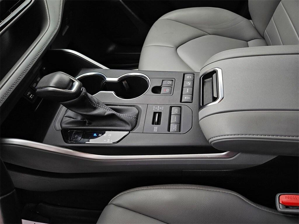 used 2022 Toyota Highlander car, priced at $29,580