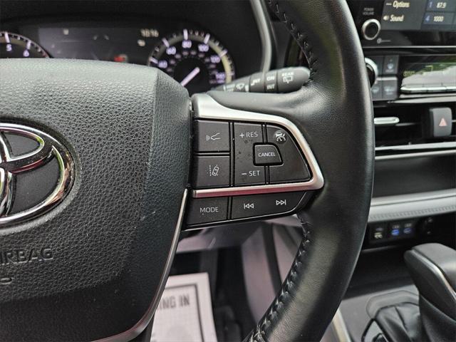 used 2022 Toyota Highlander car, priced at $32,954