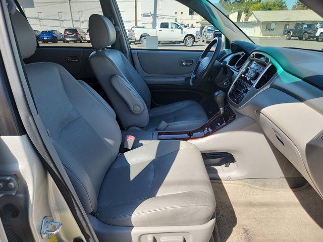 used 2006 Toyota Highlander car, priced at $9,998