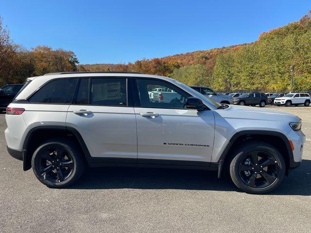 new 2025 Jeep Grand Cherokee car, priced at $45,050