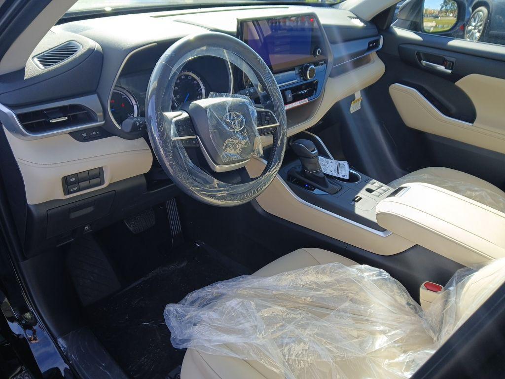 new 2025 Toyota Highlander Hybrid car, priced at $49,813