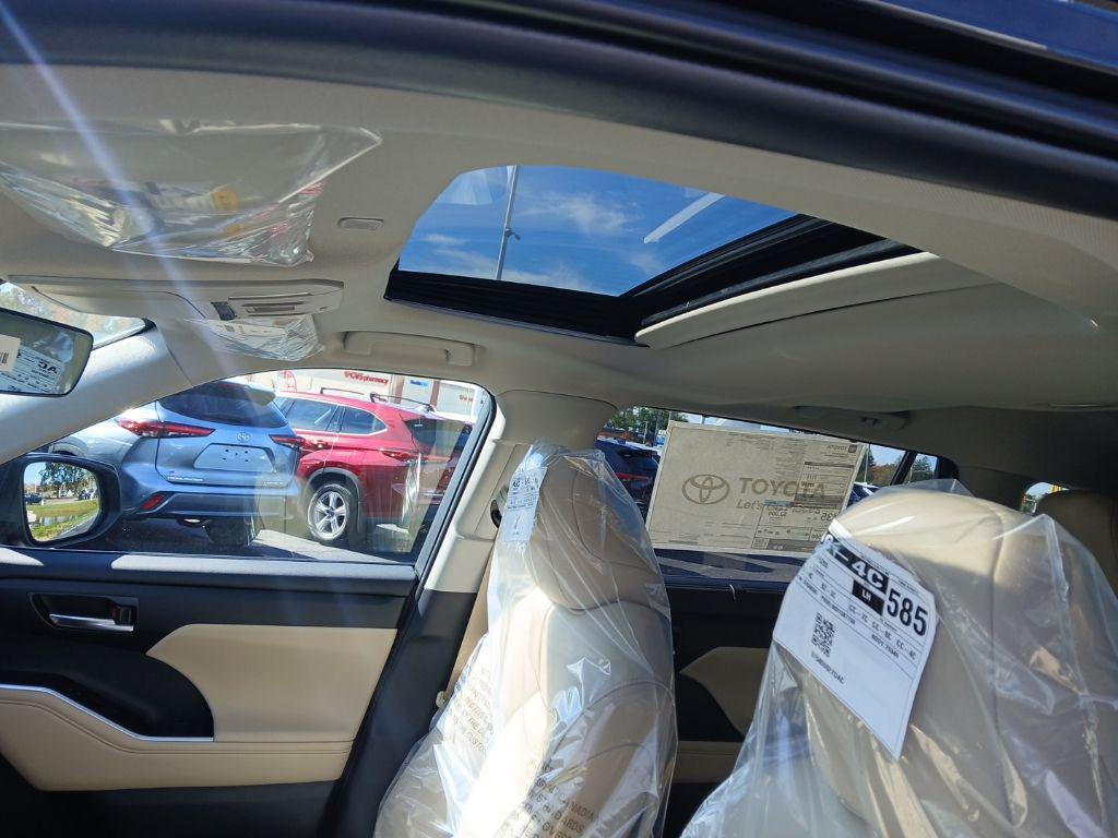 new 2025 Toyota Highlander Hybrid car, priced at $49,813