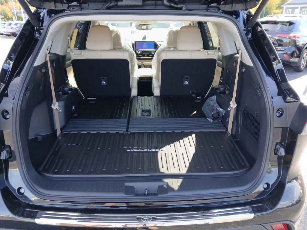 new 2025 Toyota Highlander Hybrid car, priced at $49,813