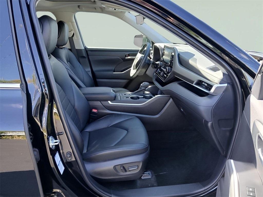 used 2022 Toyota Highlander car, priced at $38,165