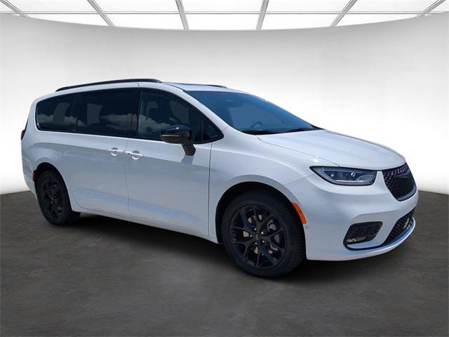 new 2024 Chrysler Pacifica car, priced at $45,789