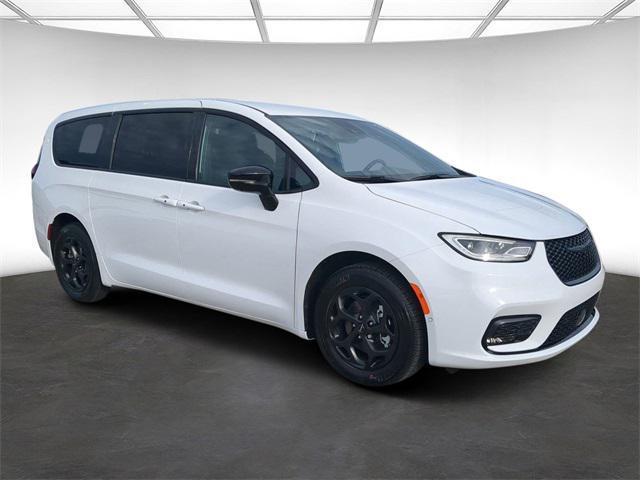 new 2024 Chrysler Pacifica Hybrid car, priced at $31,627