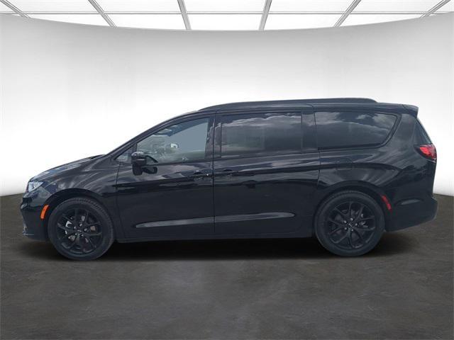 new 2024 Chrysler Pacifica car, priced at $43,369