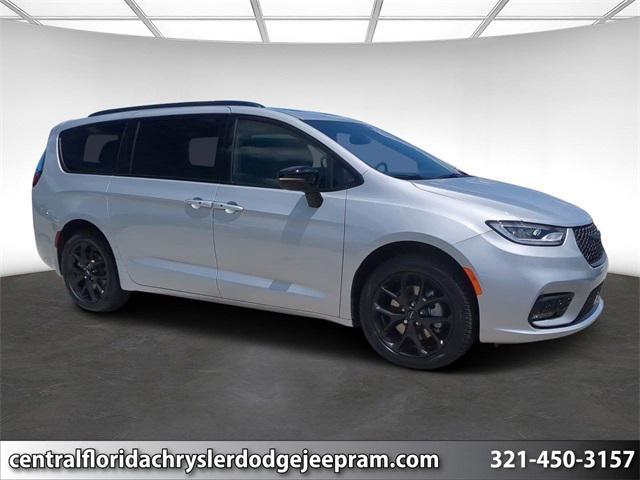 new 2024 Chrysler Pacifica car, priced at $41,245