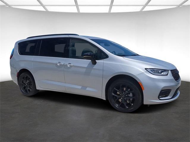 new 2024 Chrysler Pacifica car, priced at $41,245