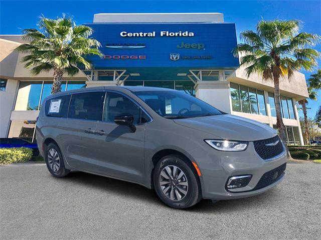 new 2025 Chrysler Pacifica Hybrid car, priced at $47,525