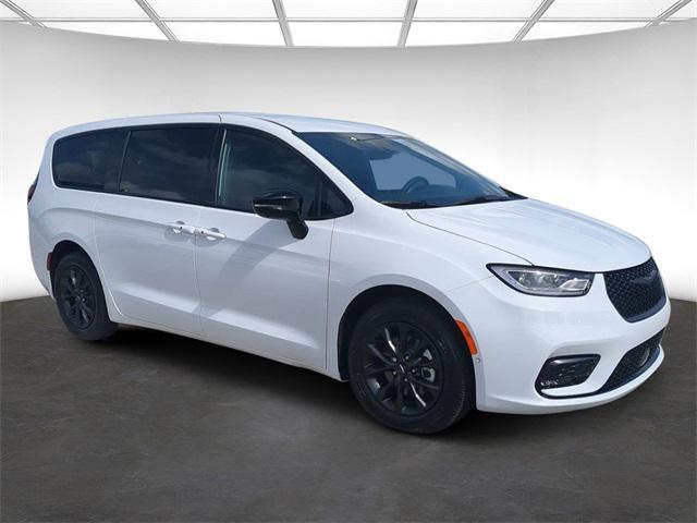 new 2024 Chrysler Pacifica Hybrid car, priced at $35,825