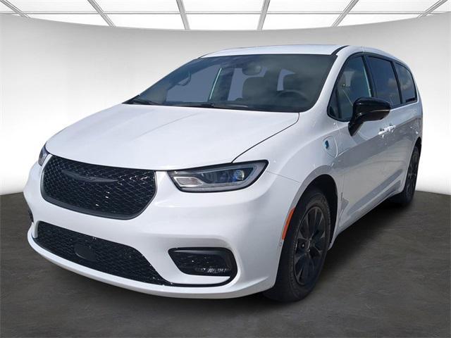 new 2024 Chrysler Pacifica Hybrid car, priced at $35,825