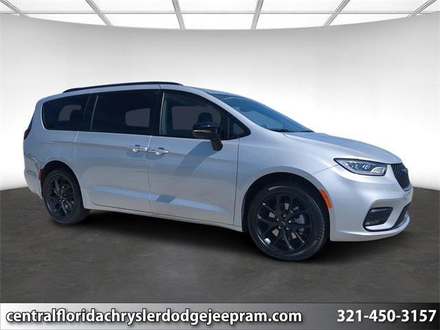 new 2024 Chrysler Pacifica car, priced at $44,909