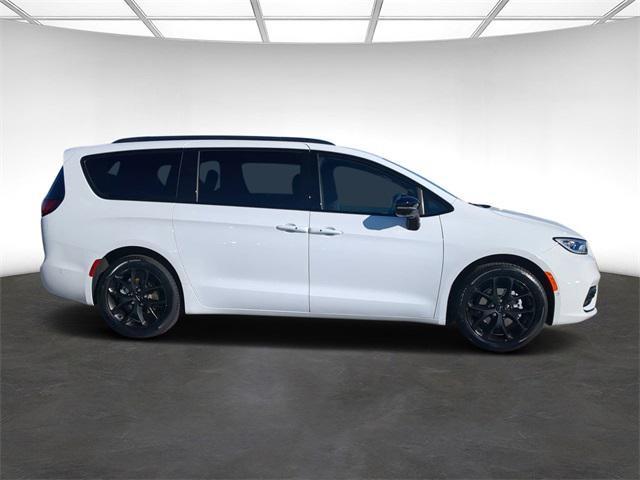 new 2024 Chrysler Pacifica car, priced at $33,742