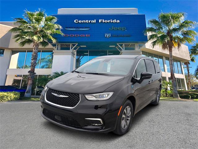 new 2025 Chrysler Pacifica Hybrid car, priced at $47,030