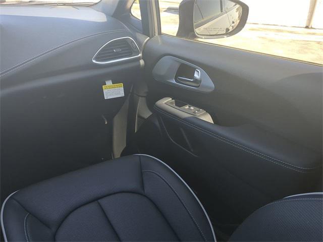 new 2025 Chrysler Pacifica car, priced at $47,484