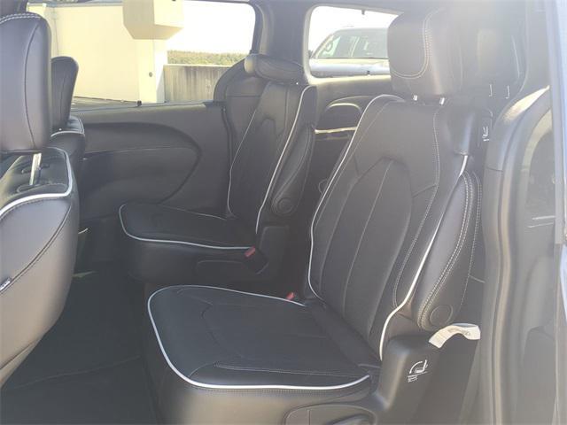 new 2025 Chrysler Pacifica car, priced at $47,484