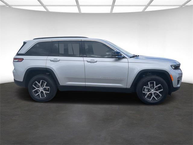 new 2025 Jeep Grand Cherokee car, priced at $44,295