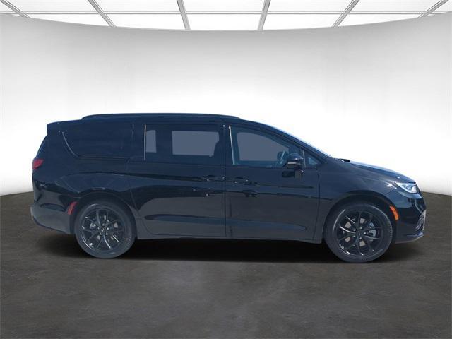 new 2024 Chrysler Pacifica car, priced at $41,077