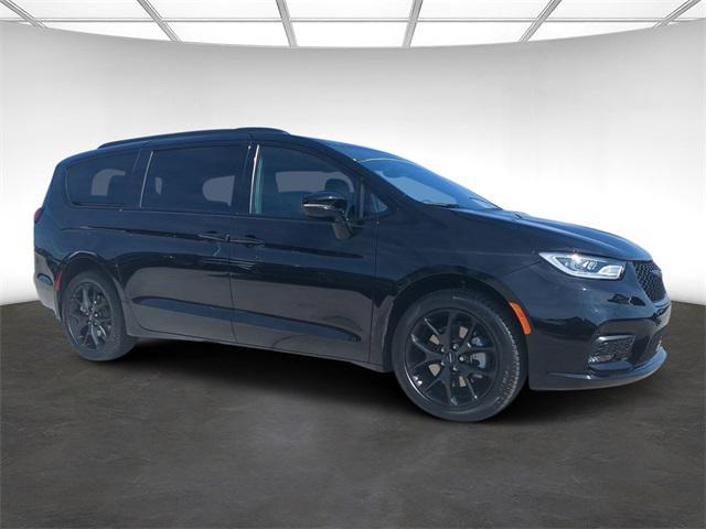 new 2024 Chrysler Pacifica car, priced at $41,077