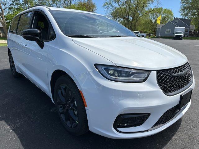 new 2024 Chrysler Pacifica car, priced at $48,934