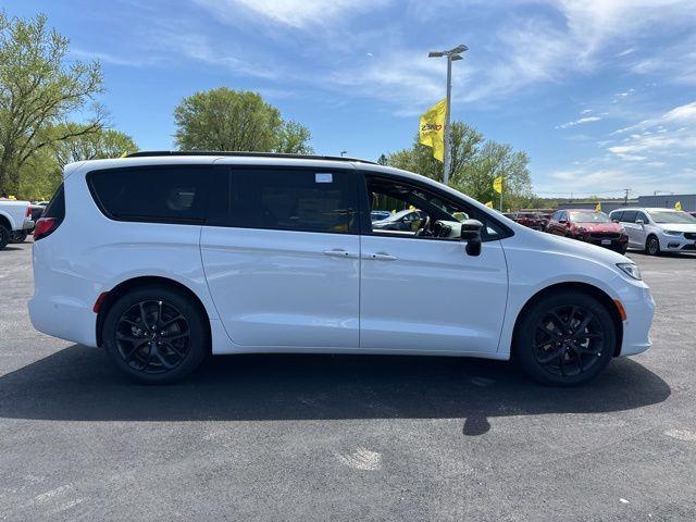 new 2024 Chrysler Pacifica car, priced at $48,934