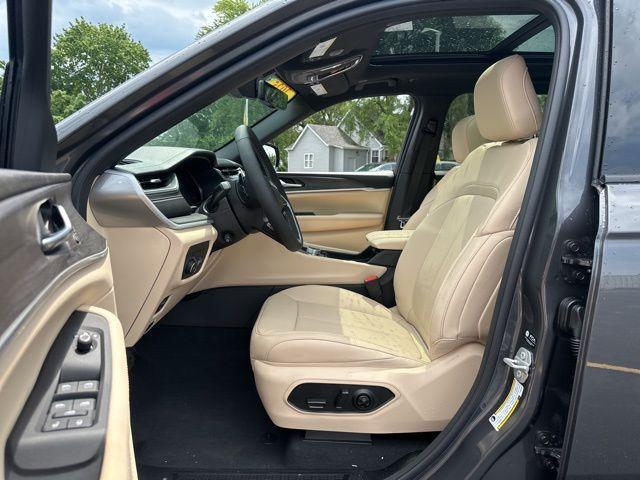 new 2025 Jeep Grand Cherokee car, priced at $43,994