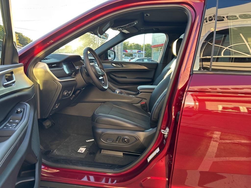 new 2025 Jeep Grand Cherokee car, priced at $39,941