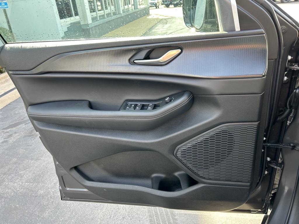 new 2025 Jeep Grand Cherokee car, priced at $45,711