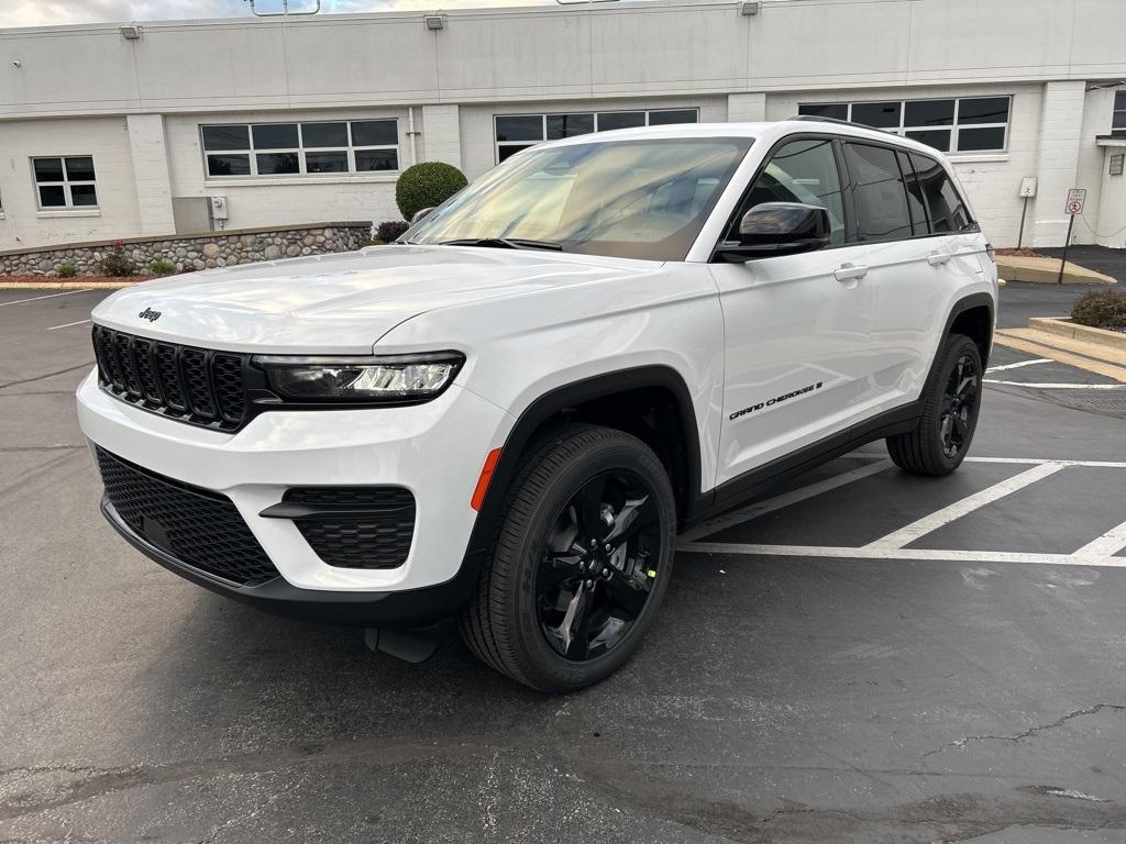 new 2025 Jeep Grand Cherokee car, priced at $40,905