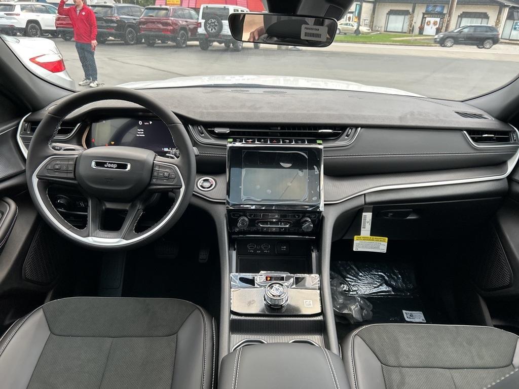 new 2025 Jeep Grand Cherokee car, priced at $40,905