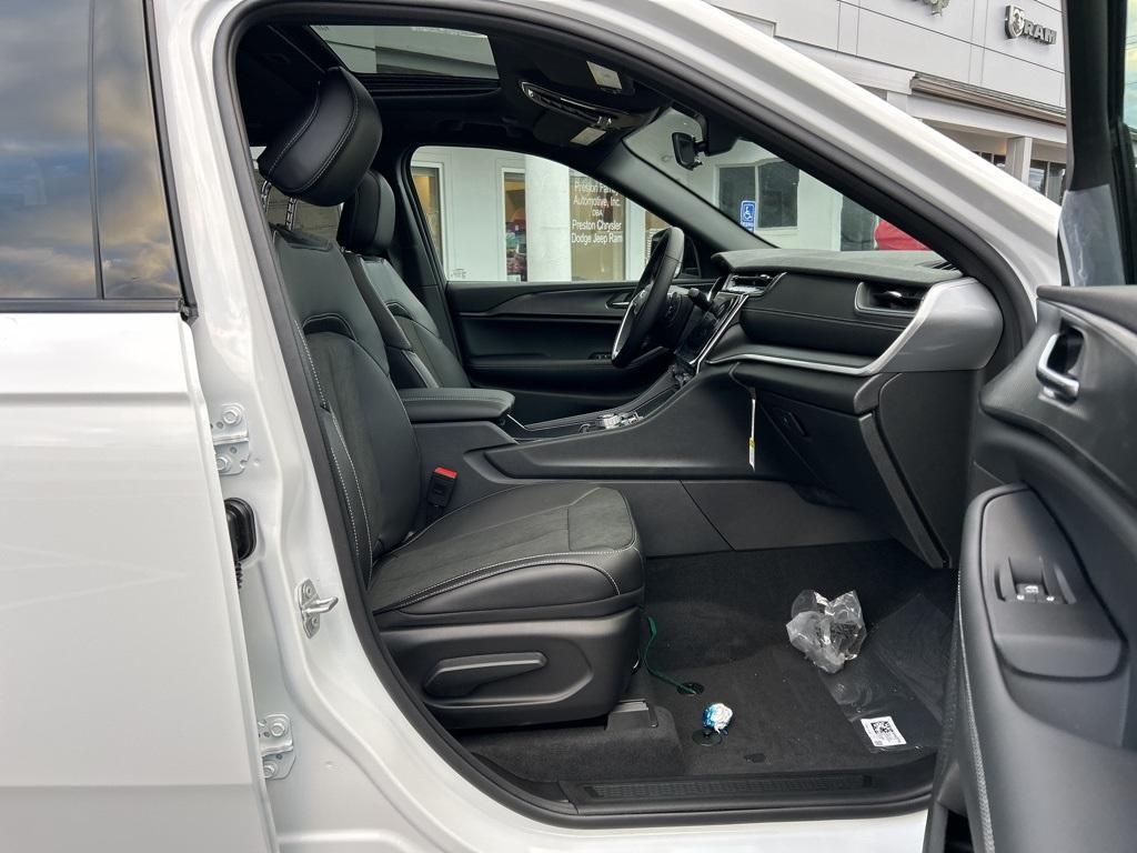 new 2025 Jeep Grand Cherokee car, priced at $40,905