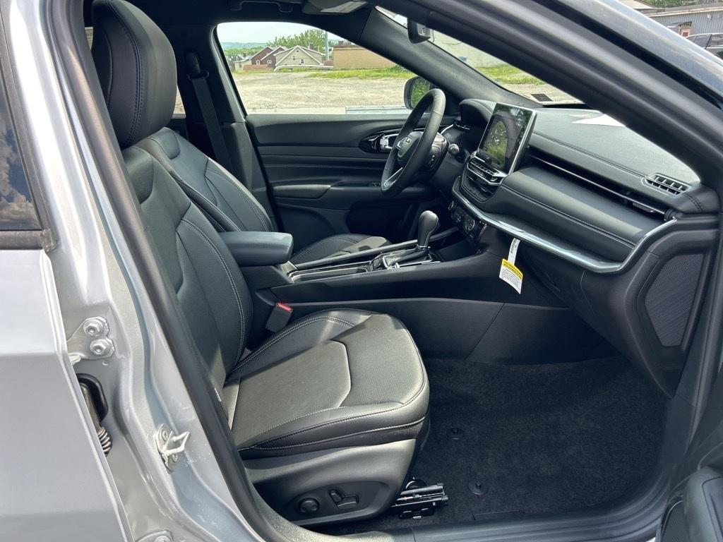 new 2024 Jeep Compass car, priced at $33,499