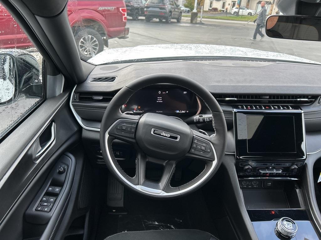 new 2025 Jeep Grand Cherokee car, priced at $40,414