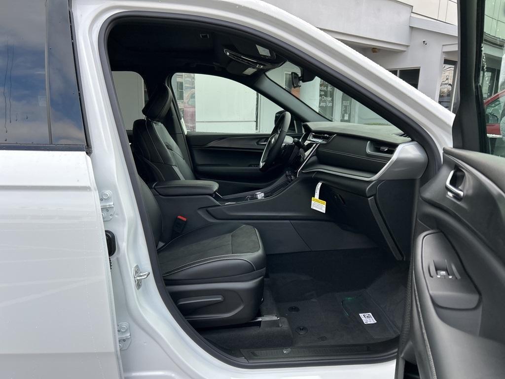 new 2025 Jeep Grand Cherokee car, priced at $40,414