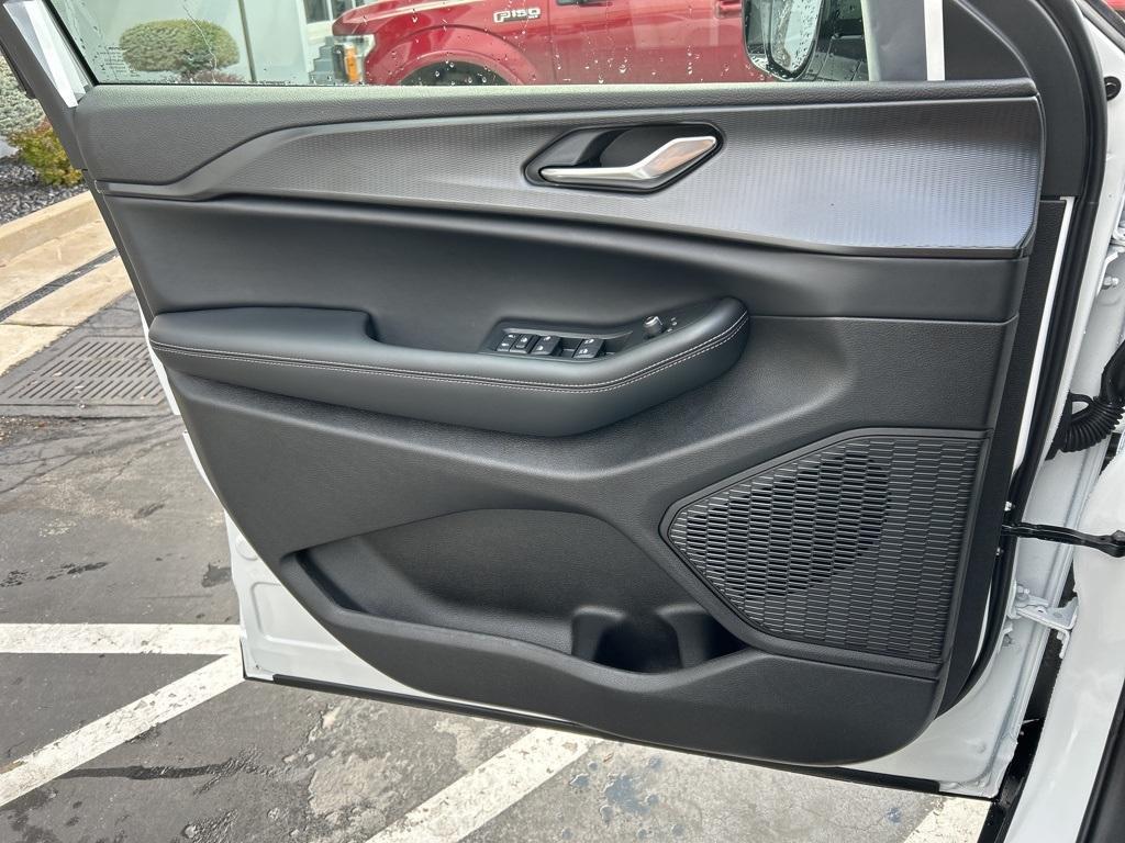 new 2025 Jeep Grand Cherokee car, priced at $40,414