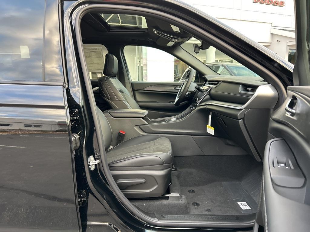 new 2025 Jeep Grand Cherokee car, priced at $41,441