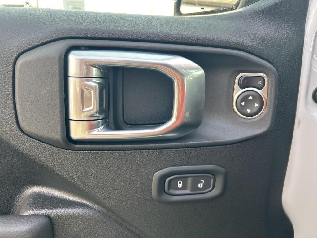 new 2025 Jeep Gladiator car, priced at $40,998