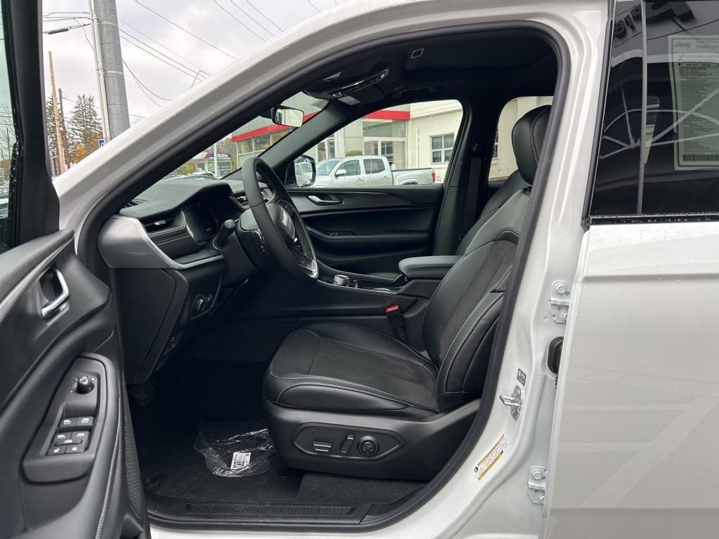 new 2025 Jeep Grand Cherokee car, priced at $38,924