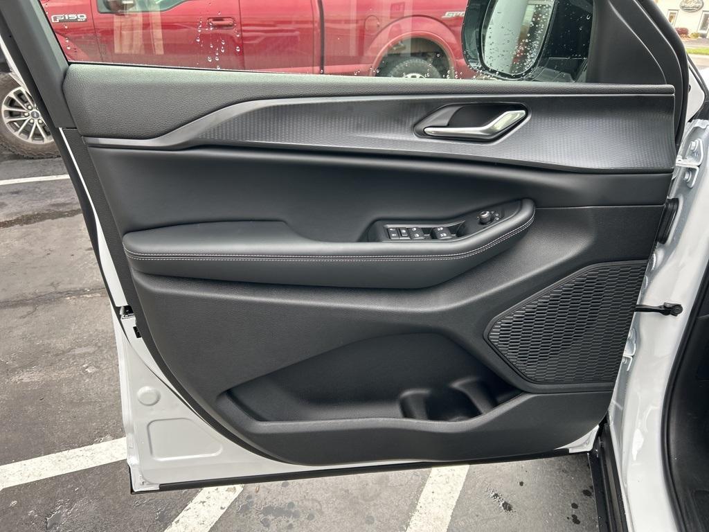 new 2025 Jeep Grand Cherokee car, priced at $38,924