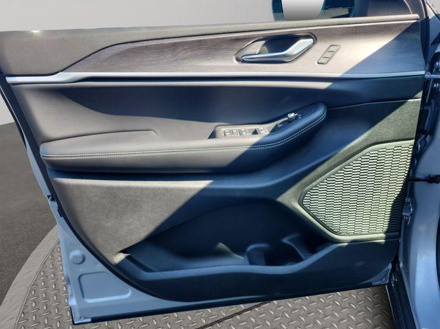 new 2025 Jeep Grand Cherokee car, priced at $42,941