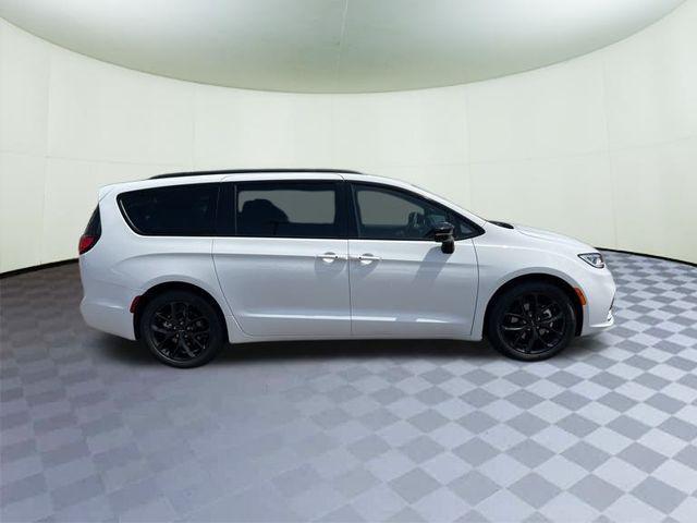 new 2024 Chrysler Pacifica car, priced at $42,187