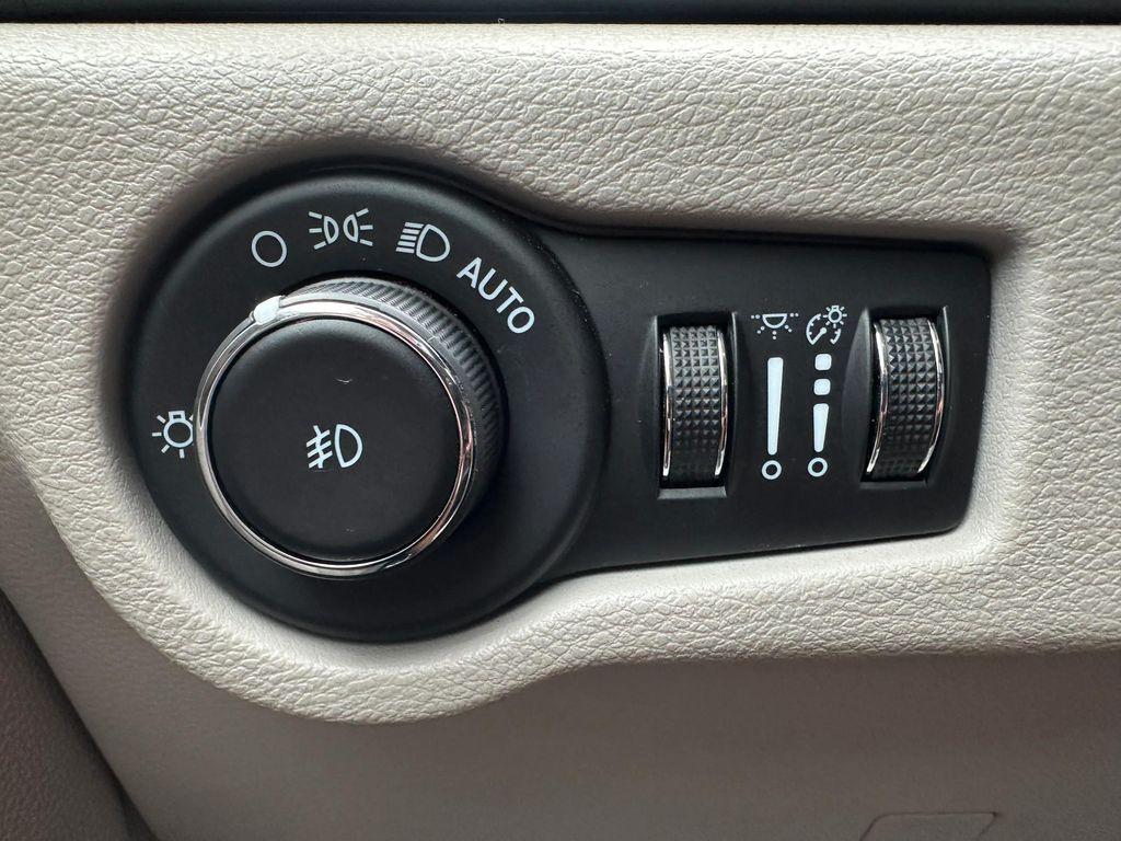used 2023 Chrysler Pacifica car, priced at $25,998