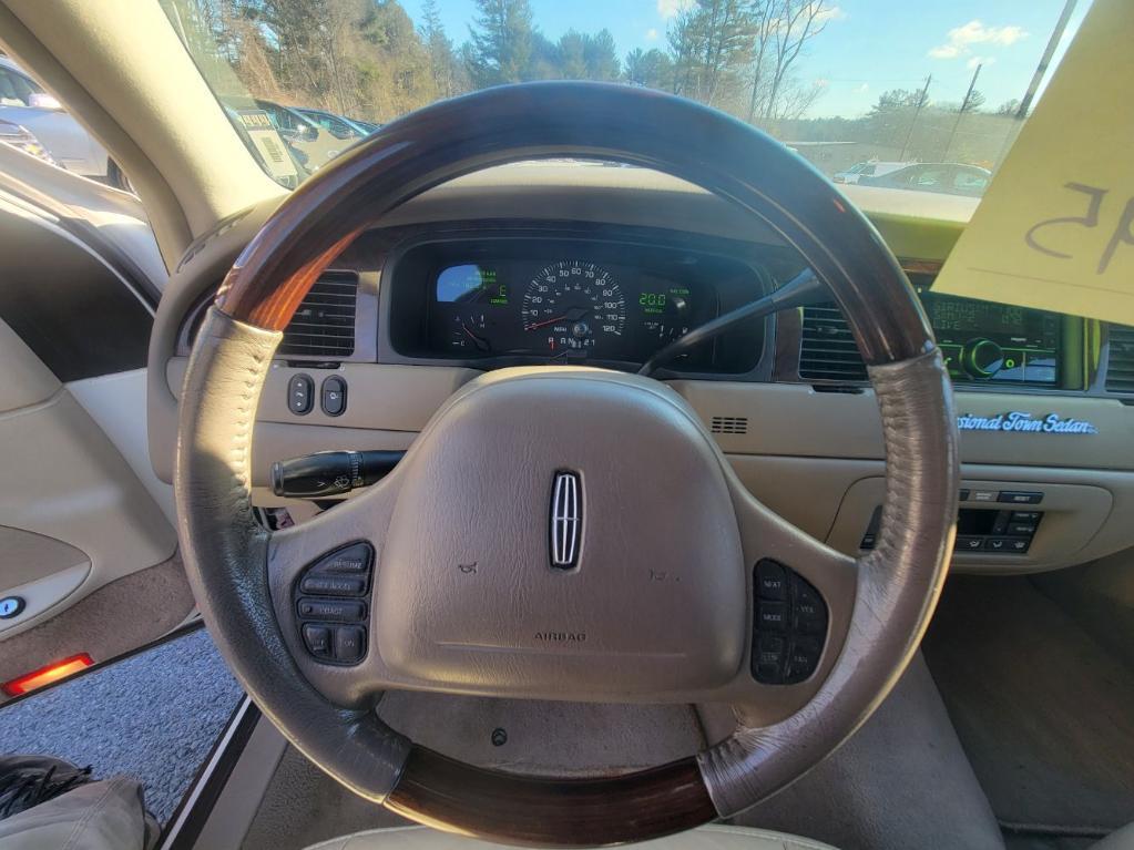 used 2001 Lincoln Town Car car, priced at $5,923